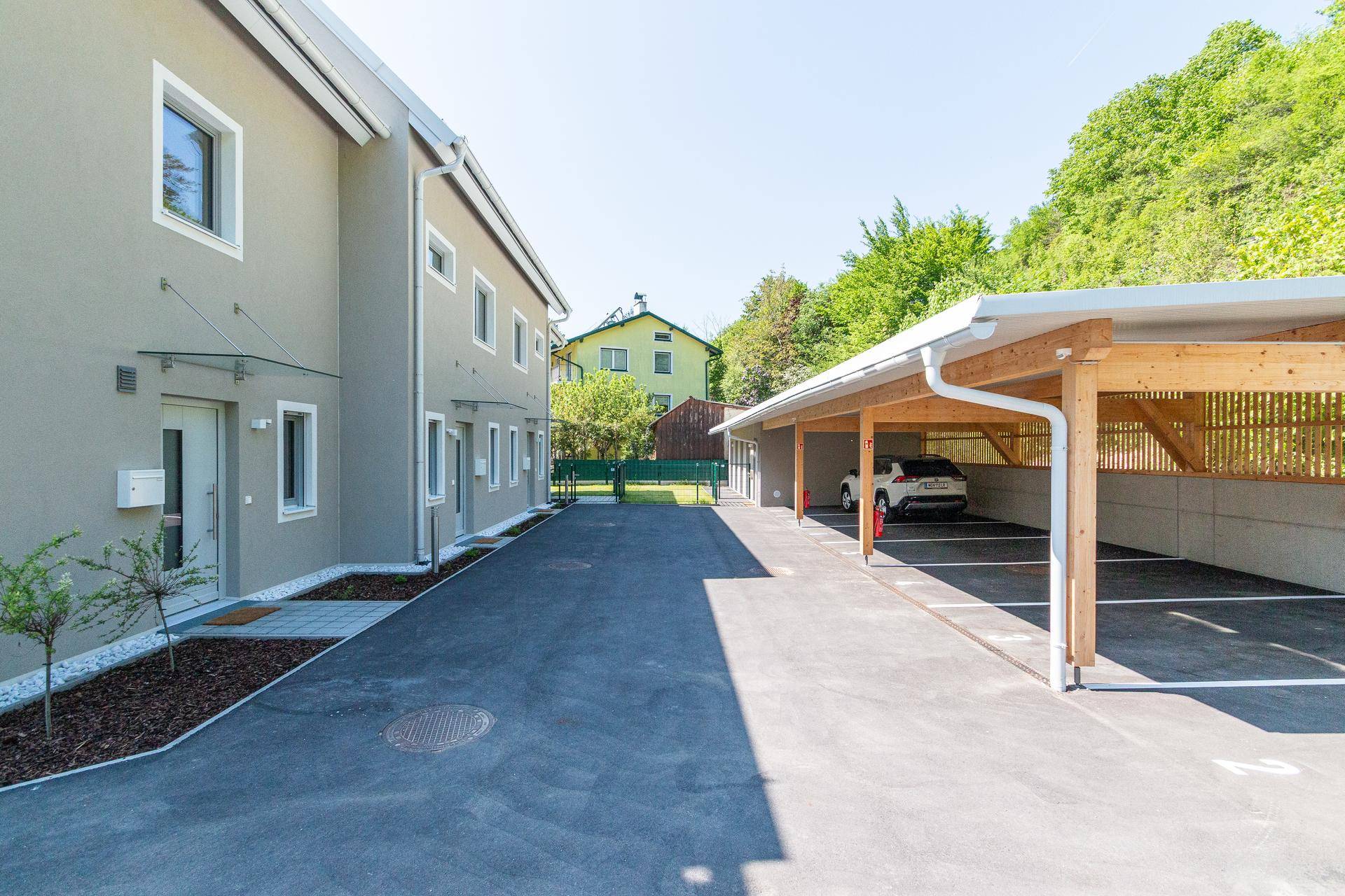 Parkplatz mit Carport