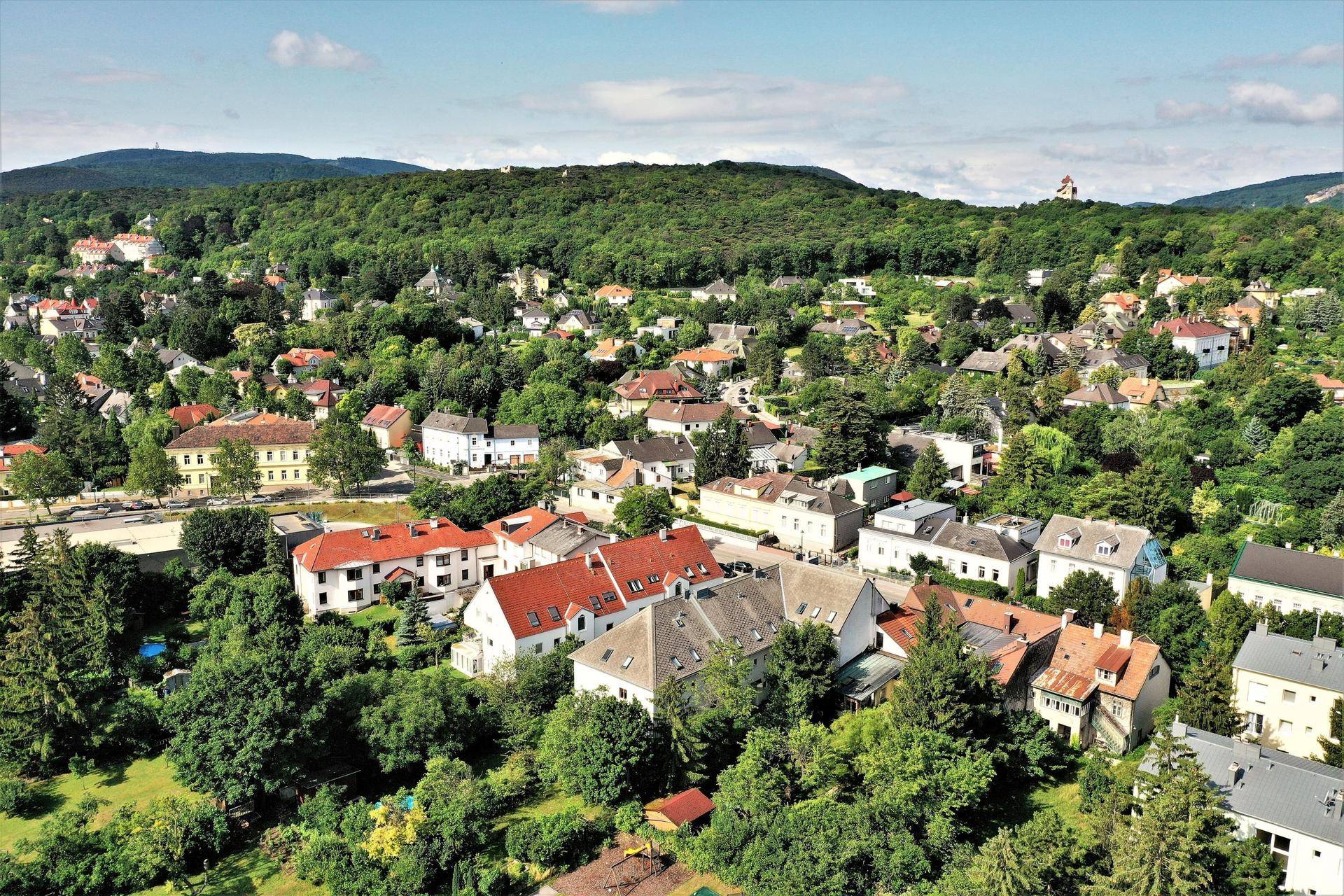 Grüner Westen von Maria Enzersdorf mit Burg Lichtenstein, Kalenderberg, Schwarzer Turm und Anninger - Kopie