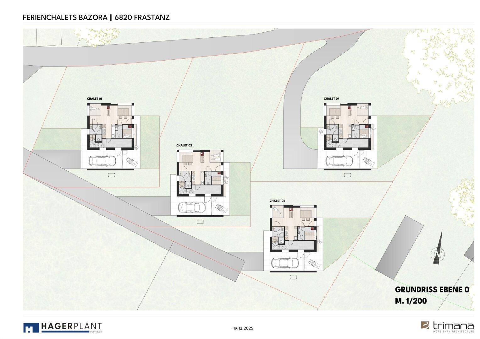 Grundriss der Erdgeschosse für vier Chalets mit Wohnbereichen und Terrassen.