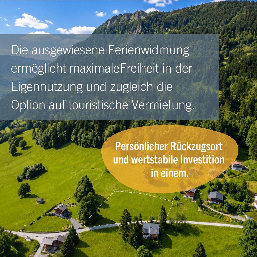 Luftaufnahme einer grünen Hügellandschaft mit einzelnen Häusern und einem markierten Grundstück.