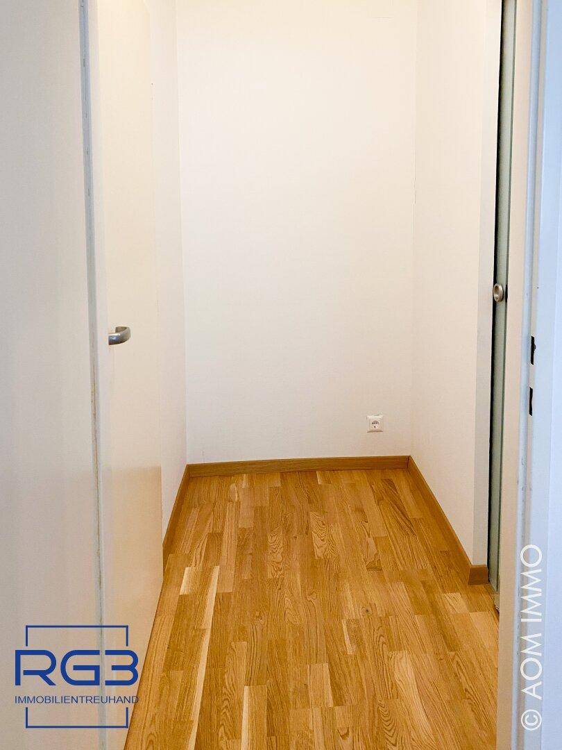 Praktischer Abstellraum mit Parkettboden, ideal für zusätzlichen Stauraum im Haushalt.