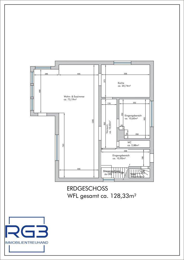 Grundriss des Erdgeschosses mit Wohn- und Esszimmer, Küche und Eingangsbereich.