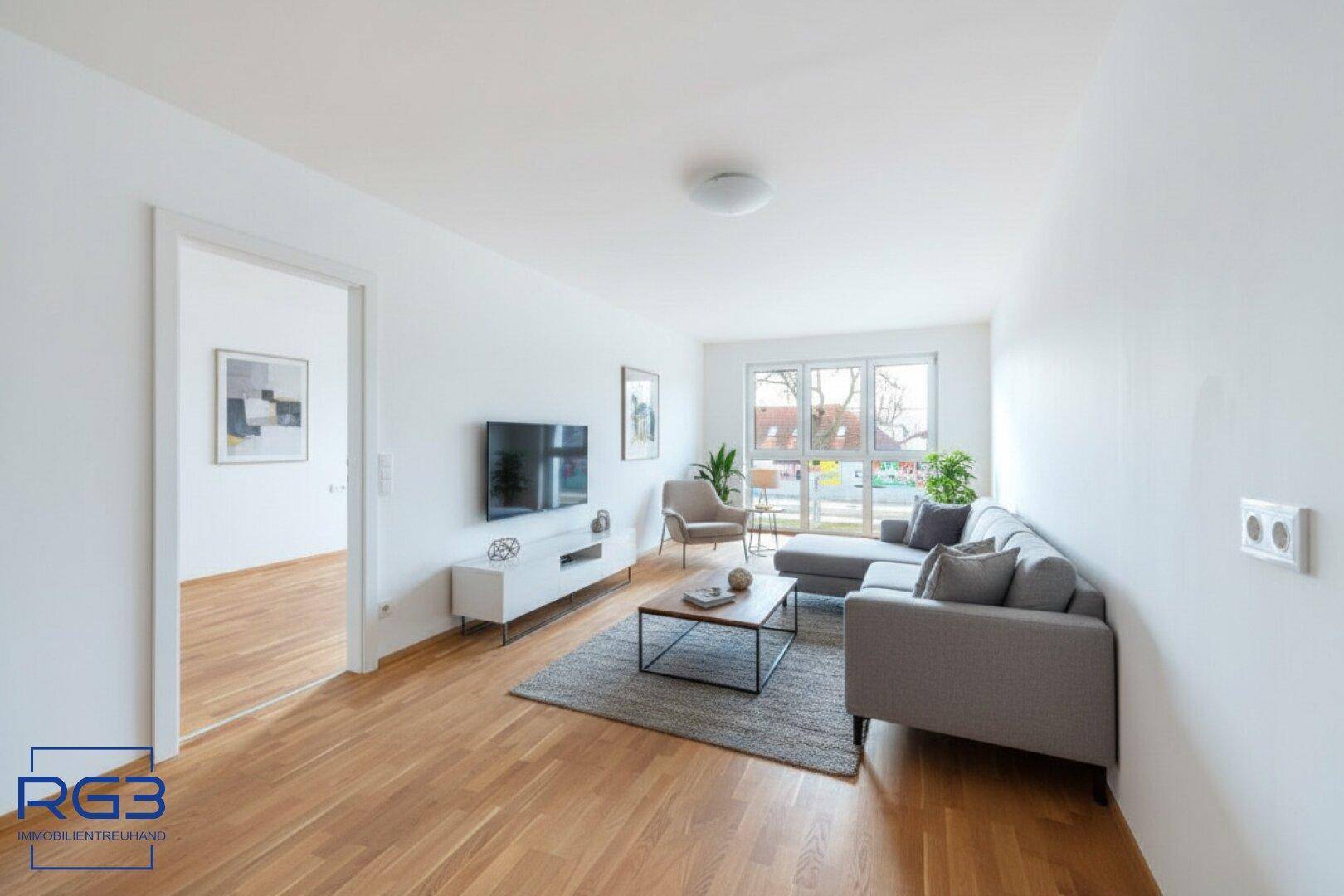 Helles Wohnzimmer mit modernem Design, Holzboden und großen Fenstern, die viel Tageslicht hereinlassen.