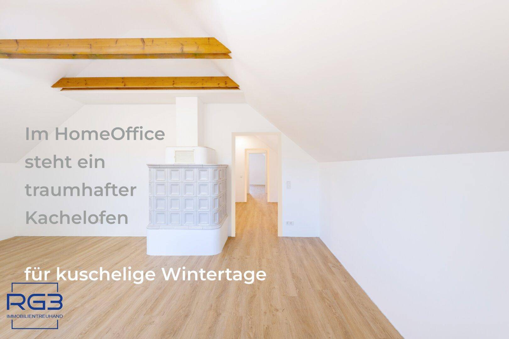Geräumiges Homeoffice im Dachgeschoss mit traditionellem Kachelofen und sichtbaren Holzbalken.