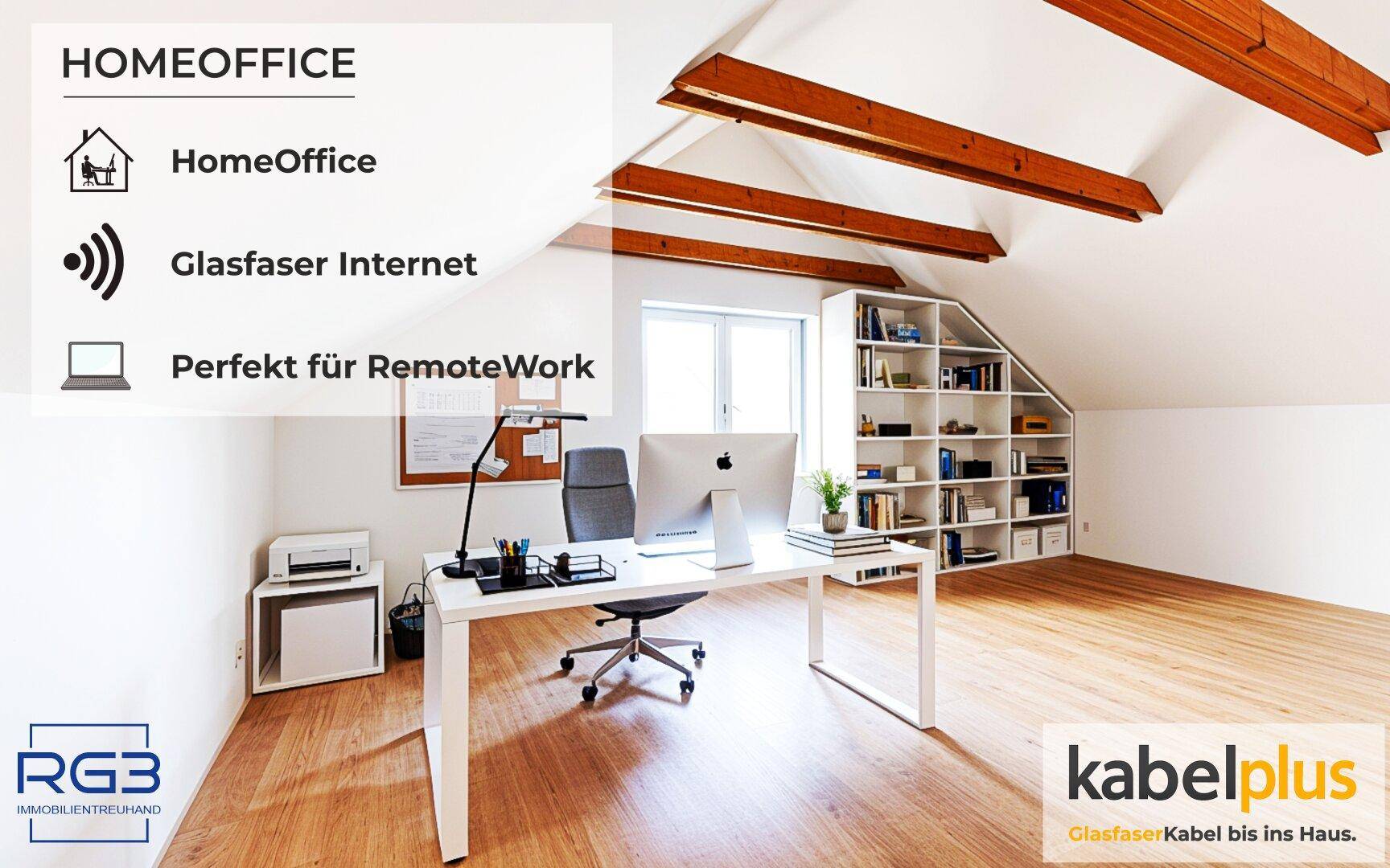 Helles Homeoffice im Dachgeschoss mit Holzbalken, großem Schreibtisch und integriertem Bücherregal.