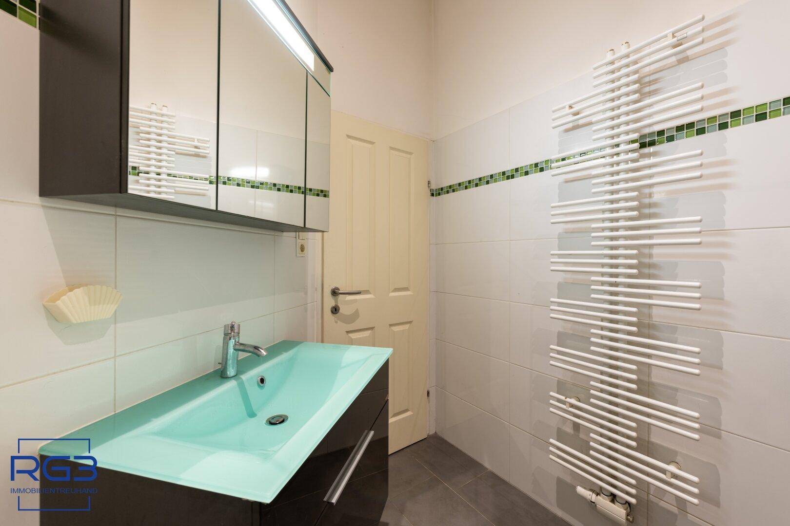 Badezimmer – Waschplatz und Handtuchheizkörper