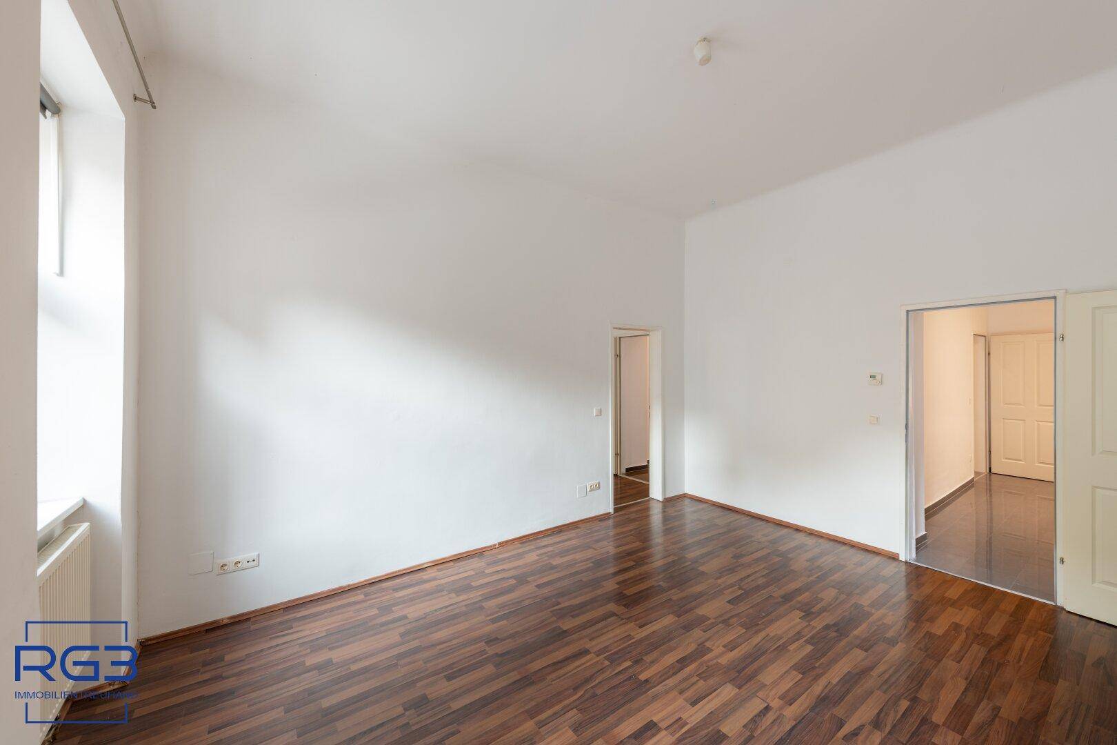 Mittleres Zimmer – Blick zur Küche