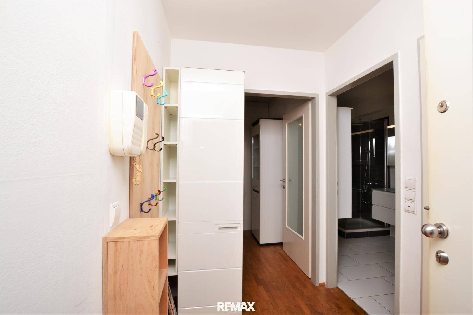 Eingangsbereich mit Garderobe und Zugang zu den weiteren Räumen der Wohnung.