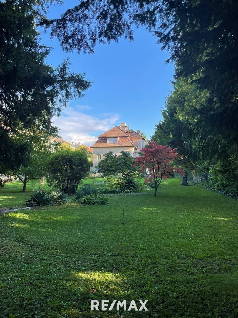 Garten mit Haus im Sommer