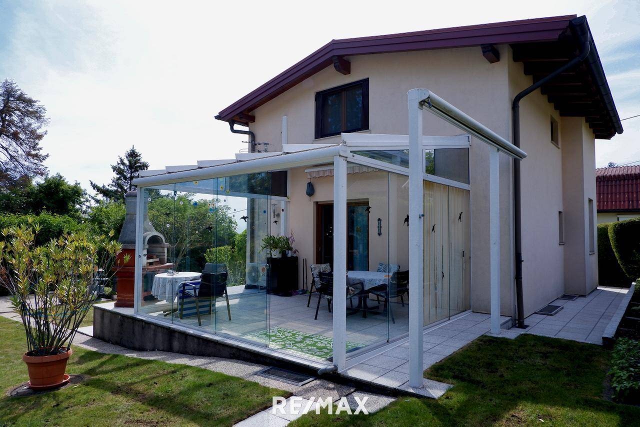 Haus mit überdachter Terrasse