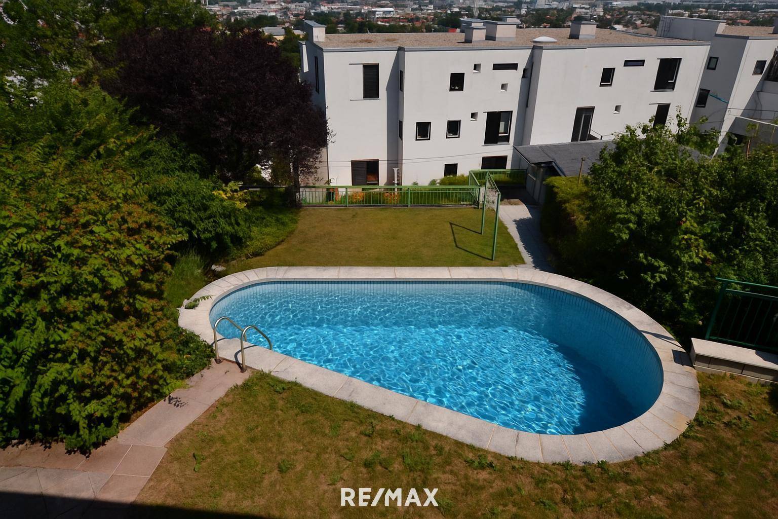 Ausblick auf Schwimmbad vom Wohnzimmer