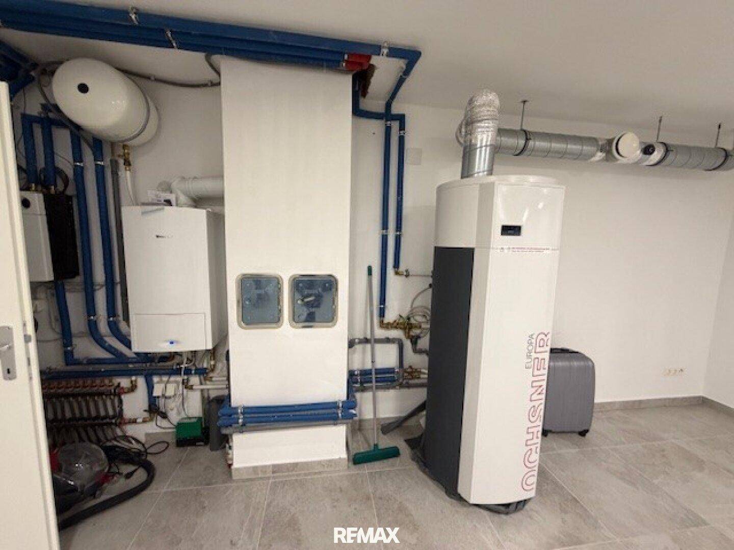 Technikraum im Untergeschoss mit moderner Wärmepumpe und Heizungsinstallationen.