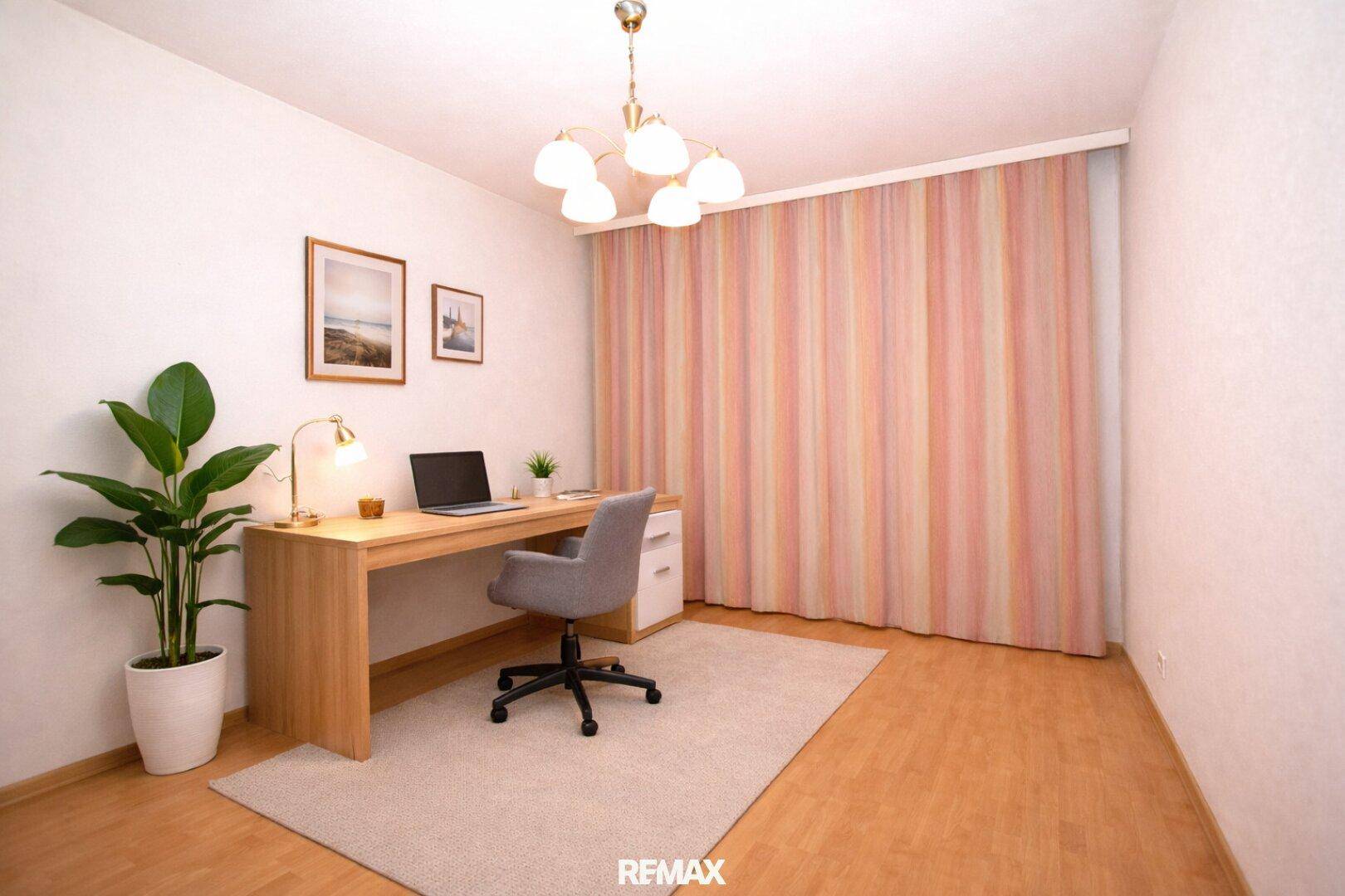 Helles Arbeitszimmer mit Holzschreibtisch, Teppich und gestreiften Vorhängen.