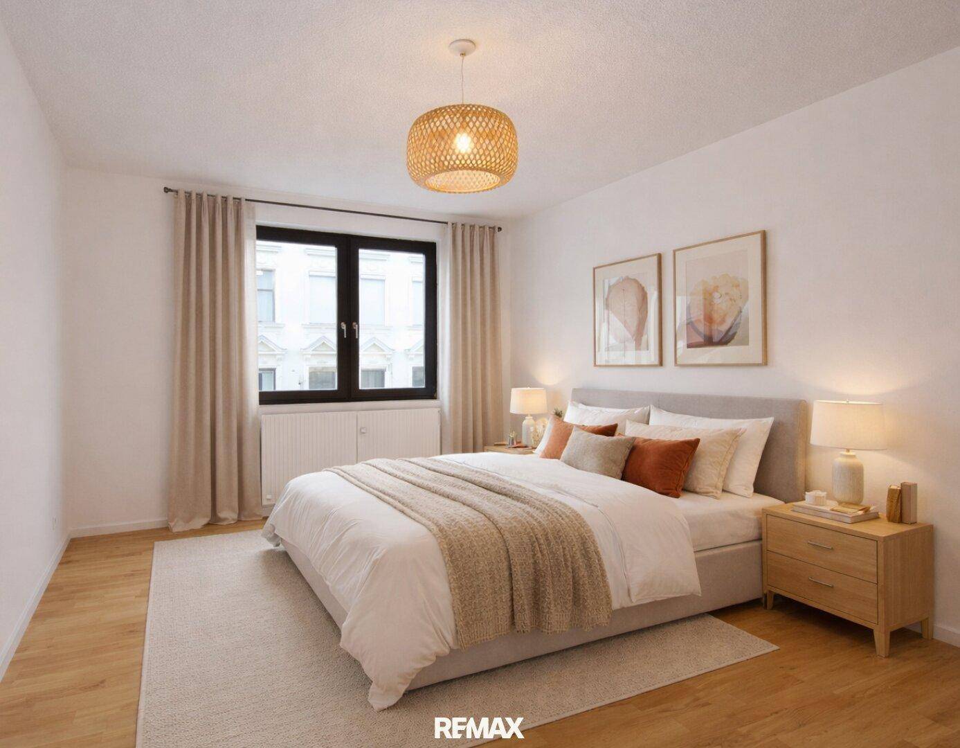 Gemütliches Schlafzimmer mit Doppelbett, Holzboden und moderner Dekoration.