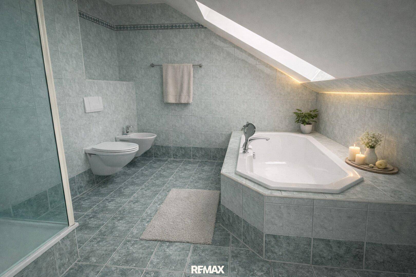 Geräumiges Badezimmer im Dachgeschoss mit Badewanne, Bidet, WC und hellblauen Fliesen.