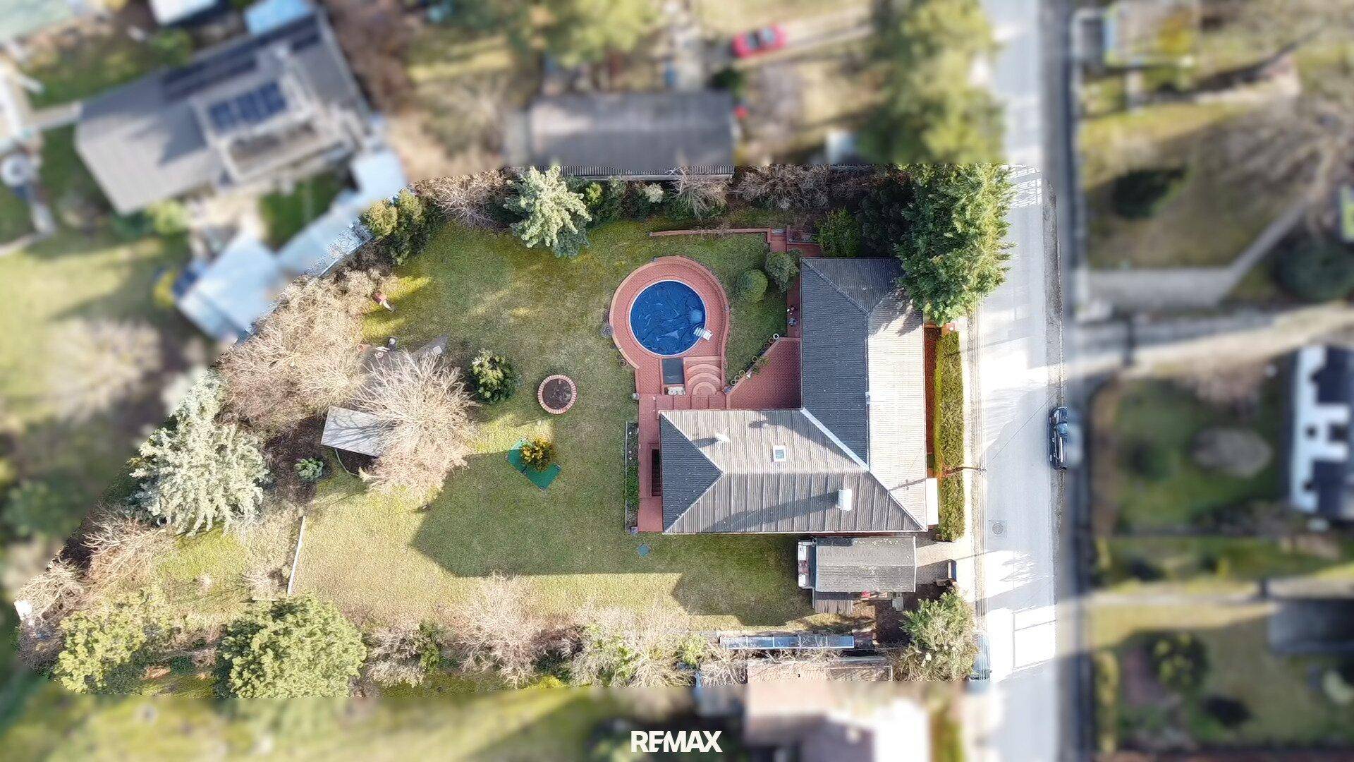 Luftaufnahme des Anwesens mit Haus, Pool und großem Gartenbereich.