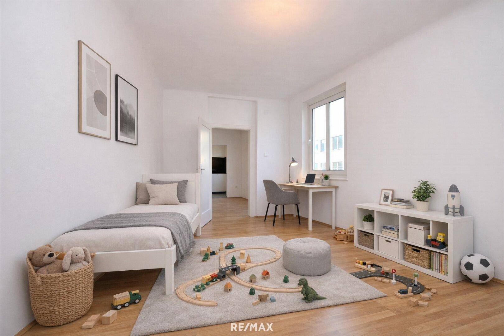 Kinderzimmer mit Holzboden, Spielzeug und Schreibtisch am Fenster.