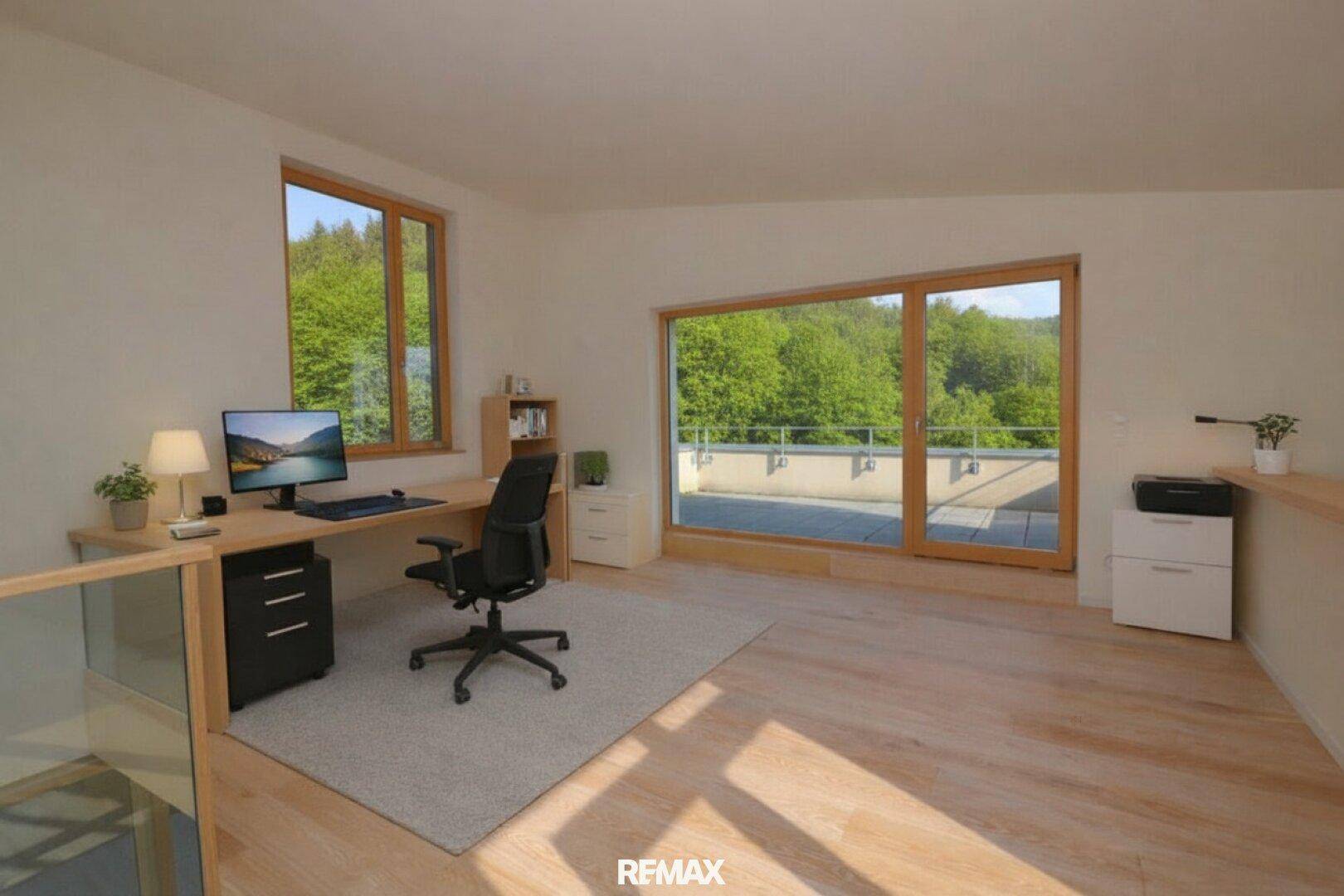 Helles Büro mit Holzboden, großem Fenster und Zugang zu einer Dachterrasse mit Weitblick.