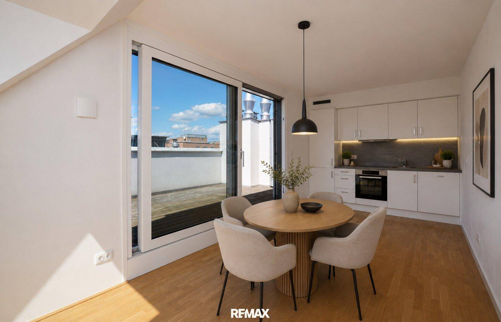 Moderne Wohnküche mit Essbereich, weißen Schränken und direktem Zugang zur Dachterrasse.