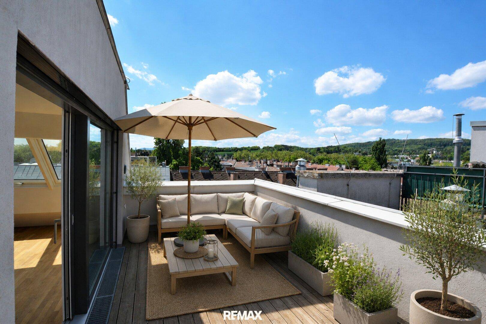 Große möblierte Dachterrasse mit Sonnenschirm, Lounge-Möbeln und weitem Ausblick.