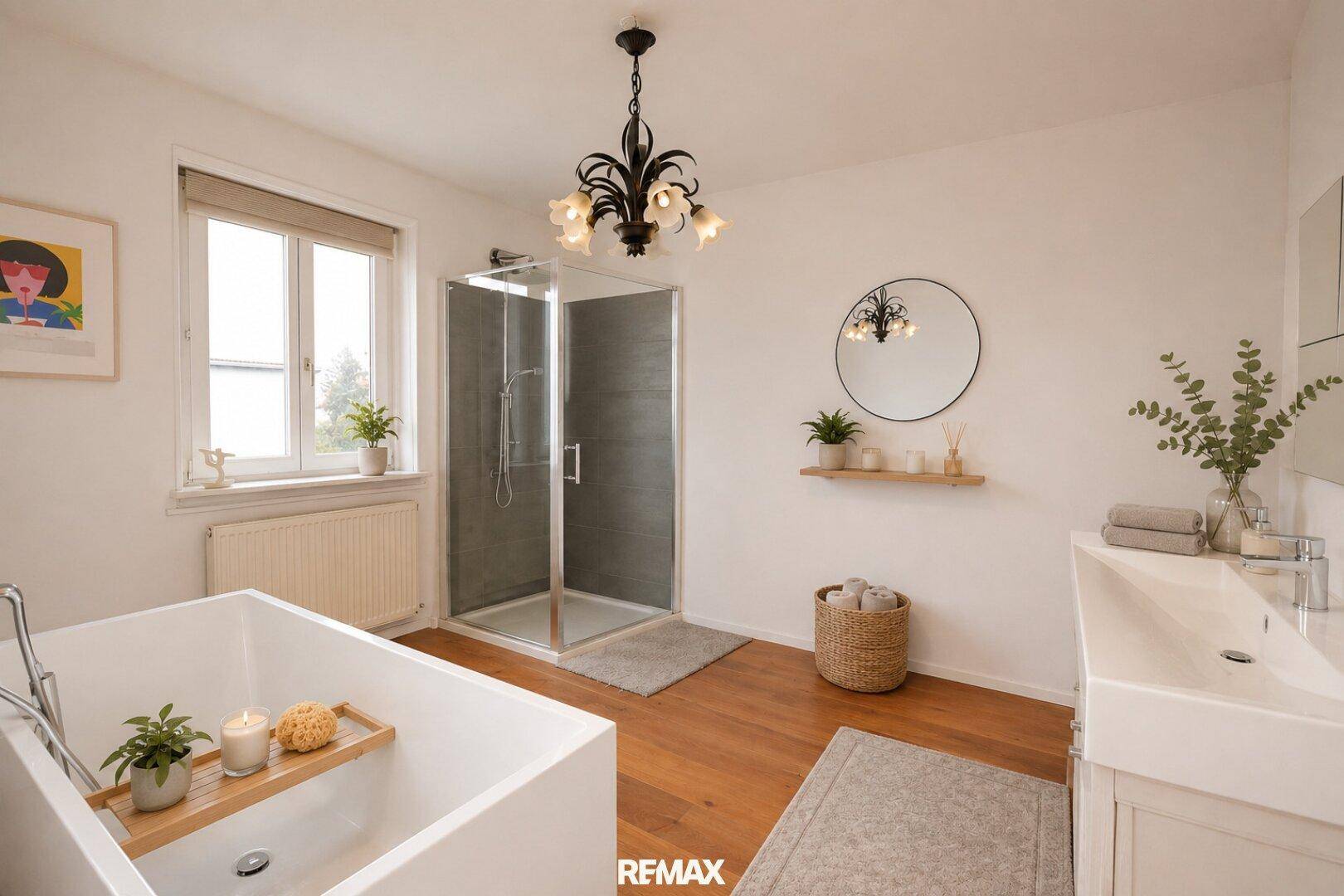 Geräumiges Badezimmer mit Badewanne, Duschkabine, Doppelwaschbecken und Fenster.