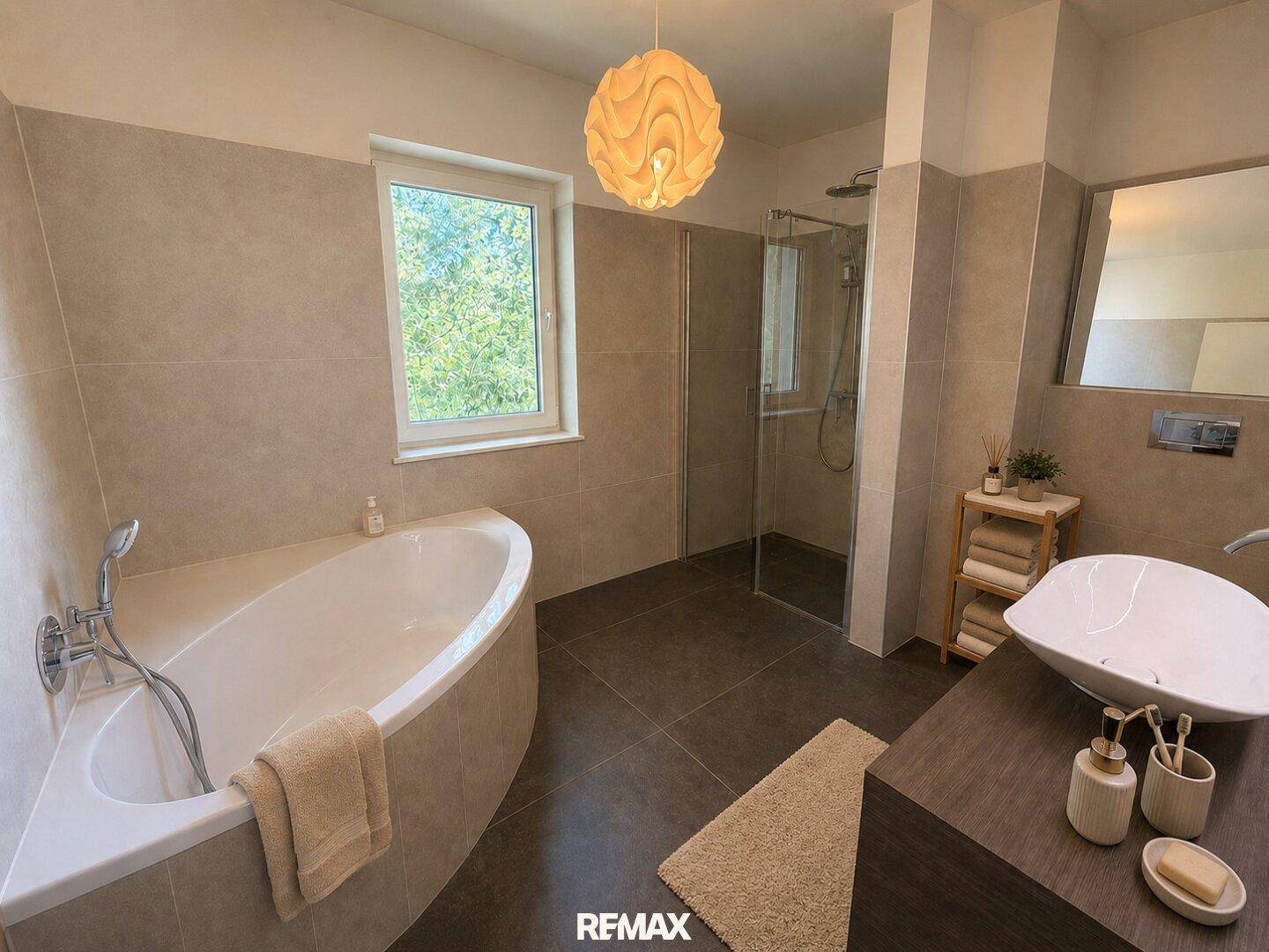 Modernes Badezimmer mit Eckbadewanne, begehbarer Dusche und Fenster.