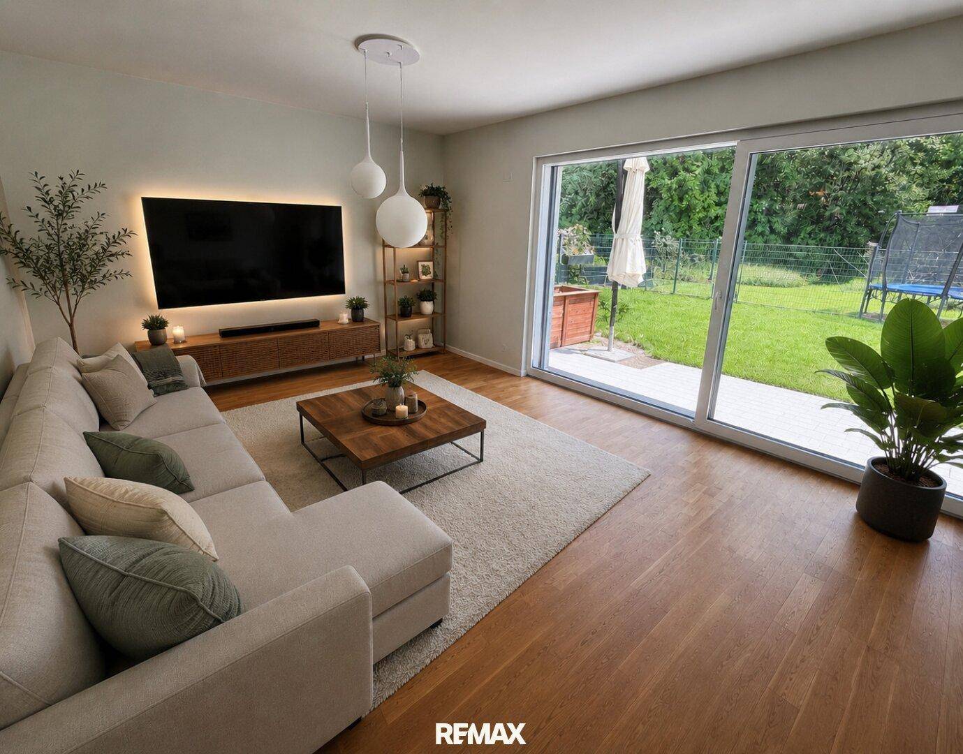 Helles Wohnzimmer mit großem Sofa, Holzboden und Zugang zum grünen Garten.