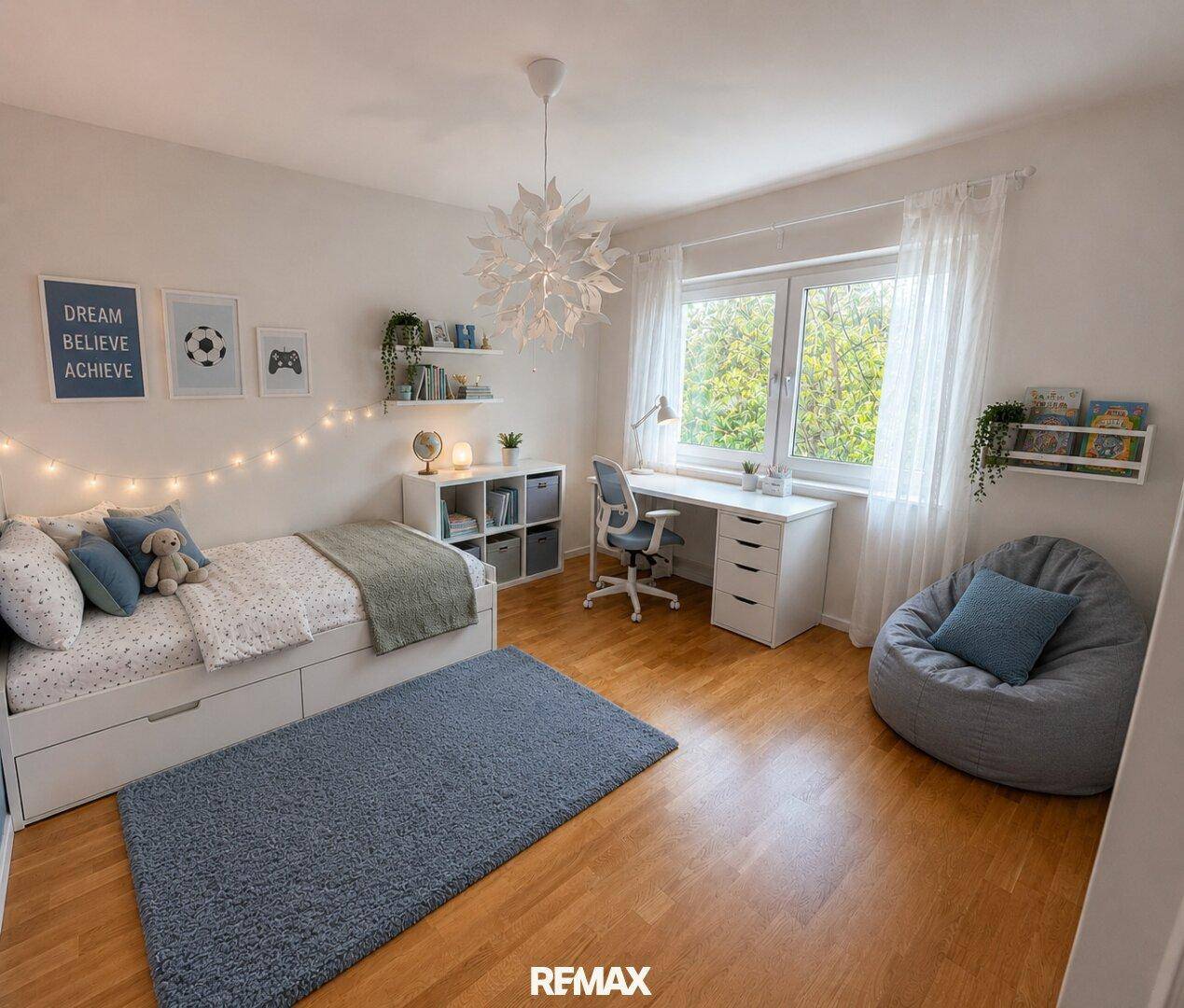 Kinderzimmer mit Einzelbett, Schreibtisch, Holzboden und großem Fenster.