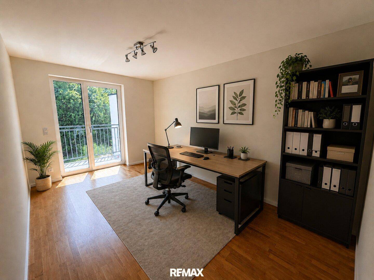 Helles Arbeitszimmer mit Schreibtisch, Bücherregal und Zugang zu einem französischen Balkon.