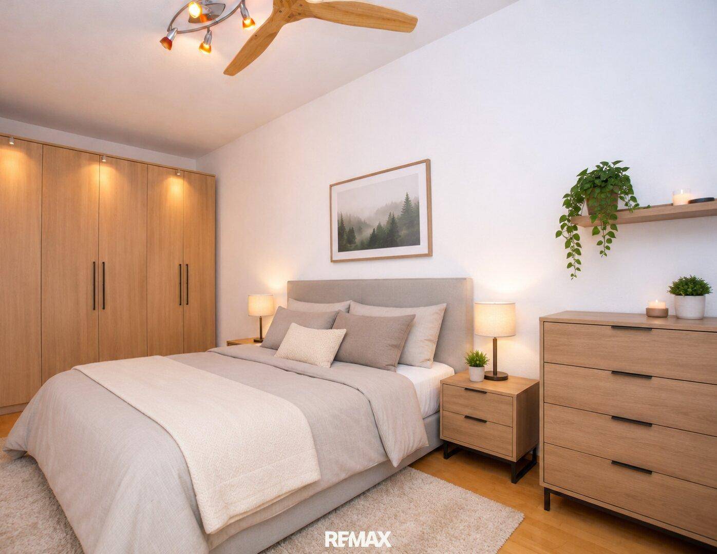 Gemütliches Schlafzimmer mit Doppelbett, Holzschränken, Deckenventilator und Holzboden.