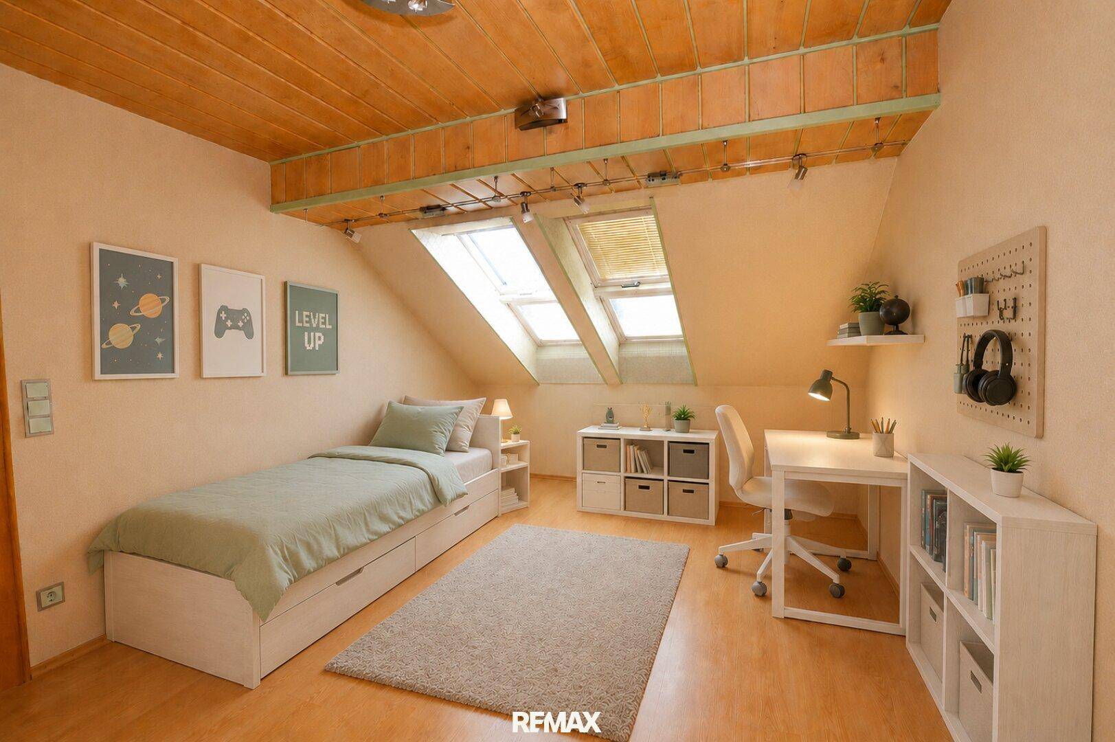 Gemütliches Schlafzimmer im Dachgeschoss mit Einzelbett, Schreibtisch und Dachfenstern.