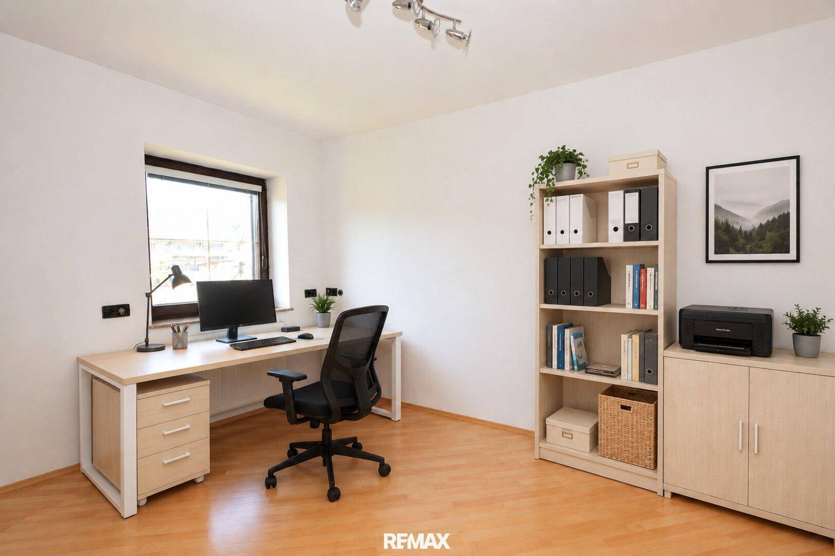 Helles Arbeitszimmer mit Schreibtisch, Bürostuhl und Bücherregal, ideal für Home-Office.