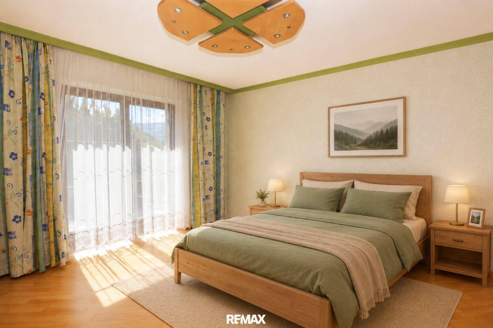 Helles Schlafzimmer mit Holzbett, grüner Bettwäsche und Zugang zum Balkon.