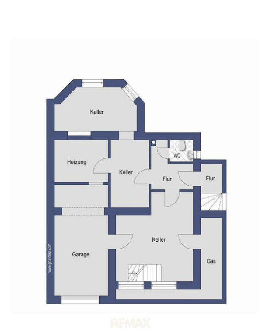Grundriss des Kellergeschosses mit Garage, Heizungsraum und mehreren Abstellräumen.