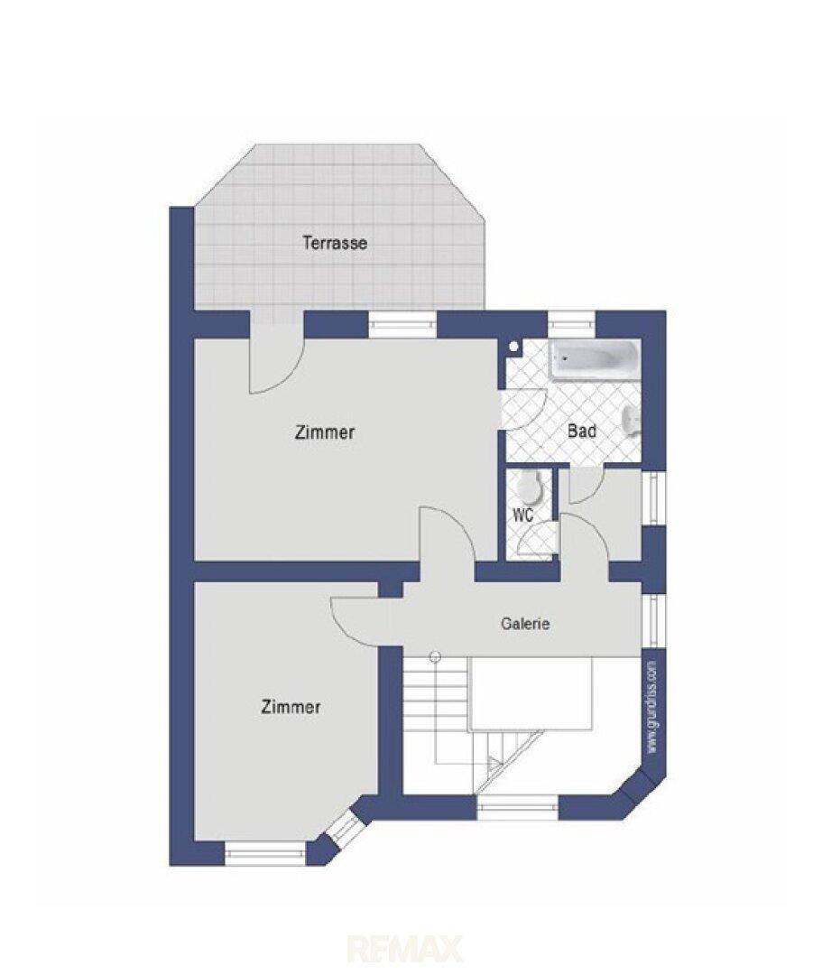 Grundriss des Dachgeschosses mit zwei Zimmern, Bad, WC und großer Terrasse.