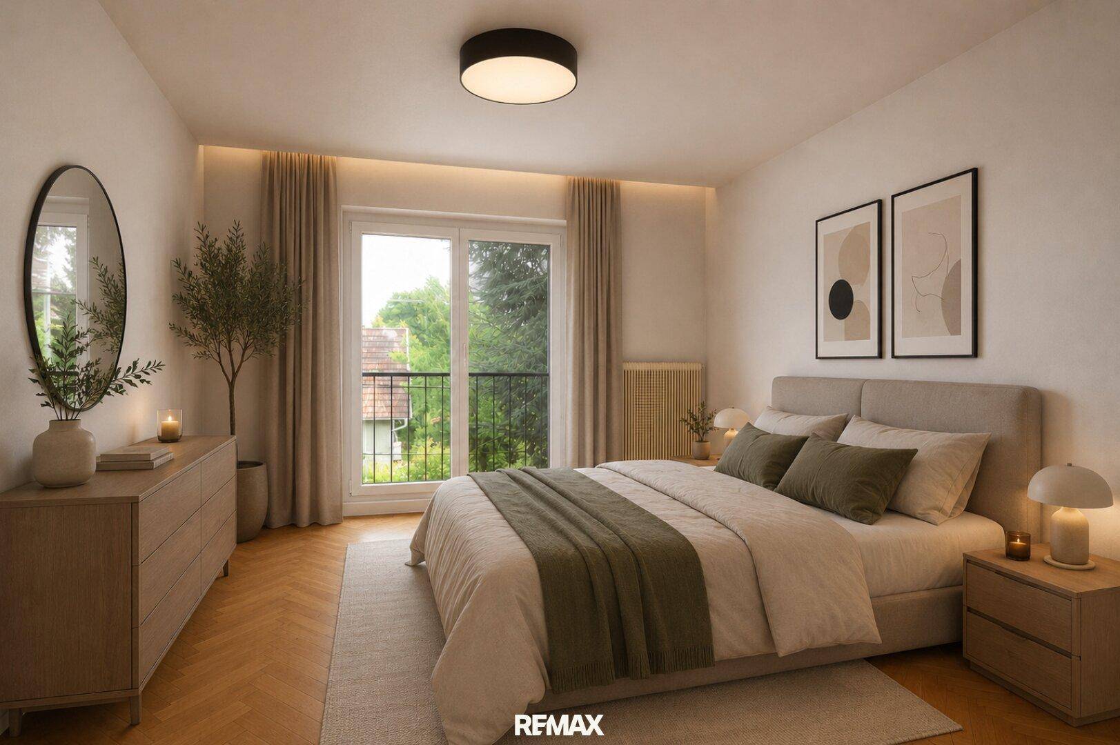 Gemütliches Schlafzimmer mit Doppelbett, Holzboden und Zugang zu einem französischen Balkon.