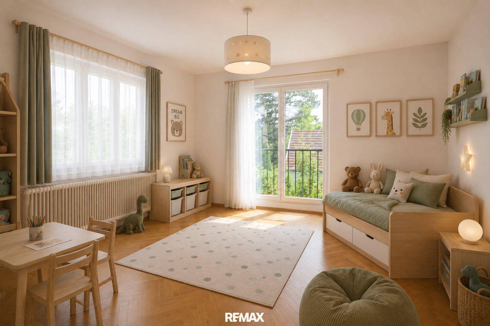 Freundliches Kinderzimmer mit Holzboden, Spielbereich und Zugang zu einem französischen Balkon.