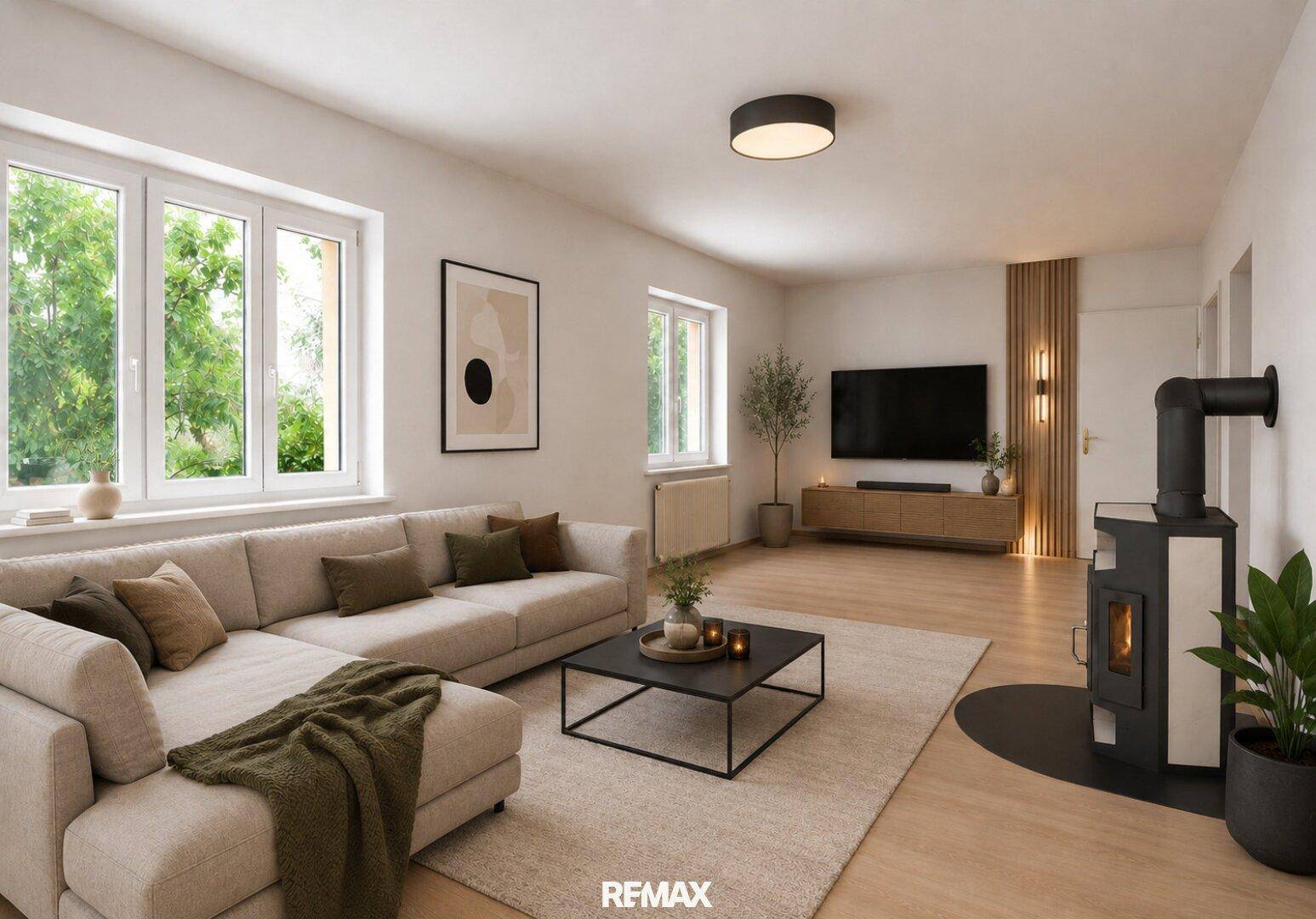 Modern eingerichtetes Wohnzimmer mit hellem Sofa, Holzboden und einem stilvollen Kaminofen.