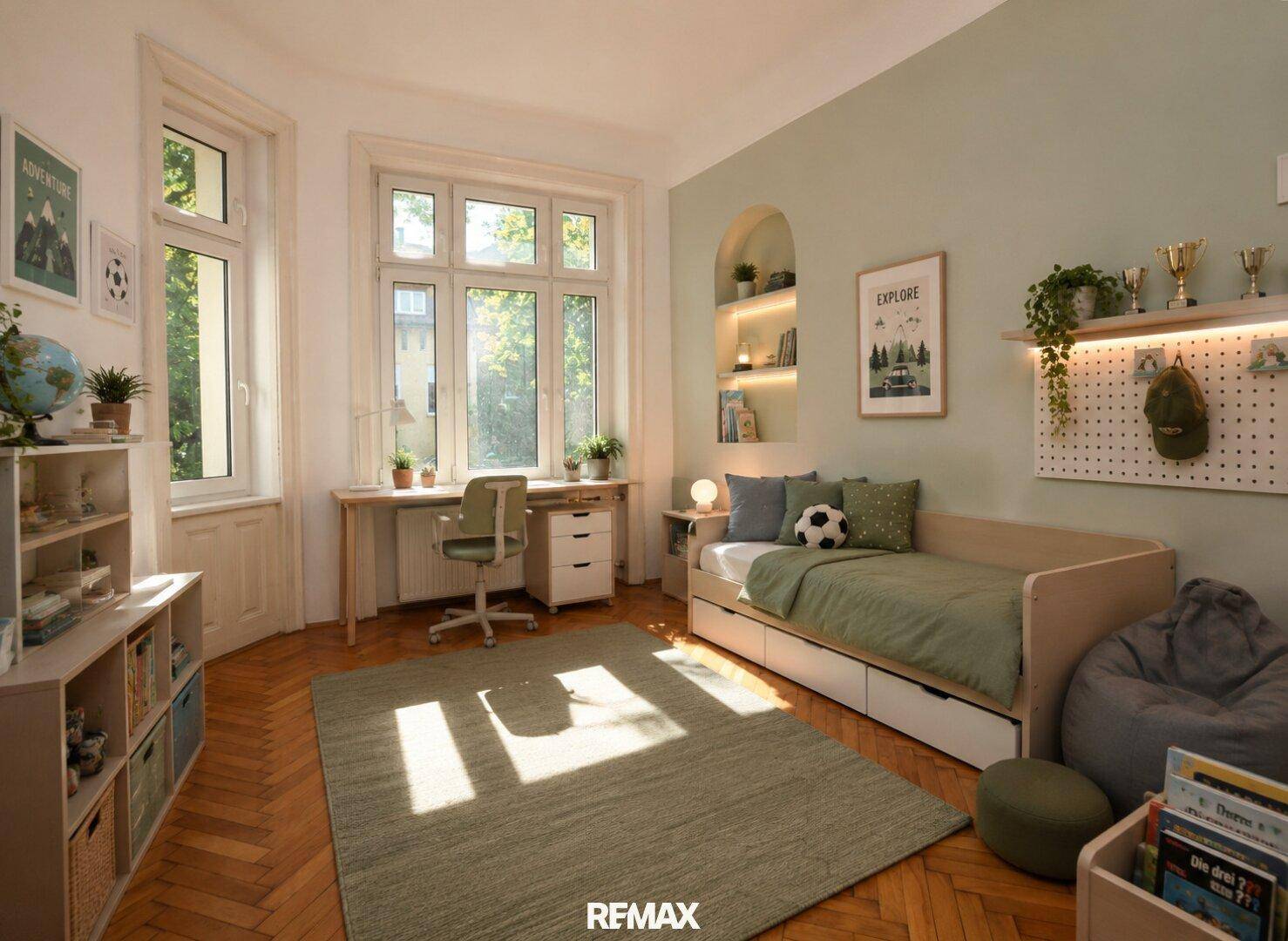 Freundliches Kinderzimmer mit Holzboden, Schreibtisch und verspielter, moderner Dekoration.