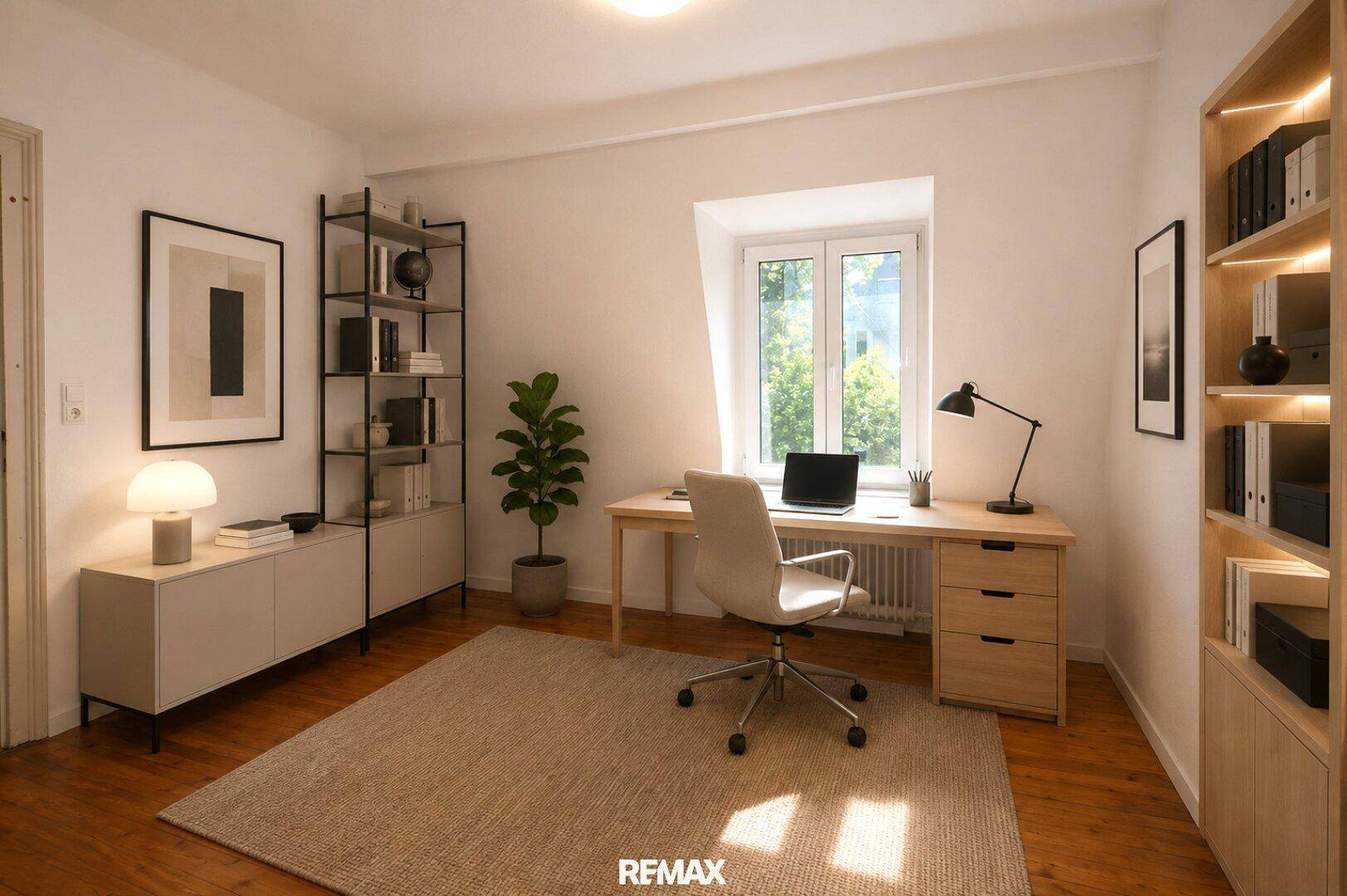 Helles Arbeitszimmer im Dachgeschoss mit Schreibtisch, Regal und Holzdielenboden.