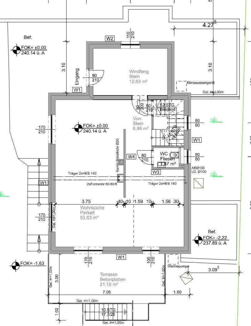 Grundriss des Erdgeschosses mit offener Wohnküche, Windfang und großer Terrasse.
