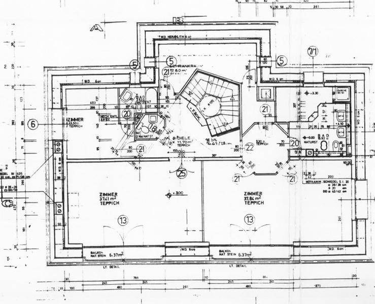 Grundriss mit zwei Schlafzimmern, Badezimmer und zwei Balkonen im Obergeschoss.