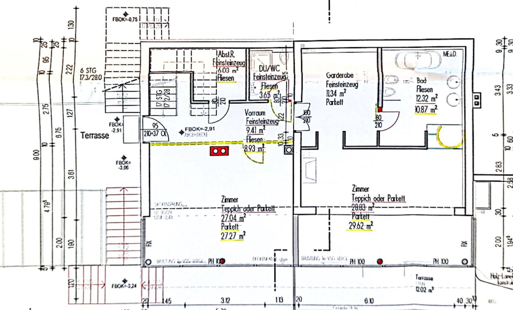 Detaillierter Grundriss mit Terrasse, Badezimmer, Garderobe und verschiedenen Wohnbereichen.