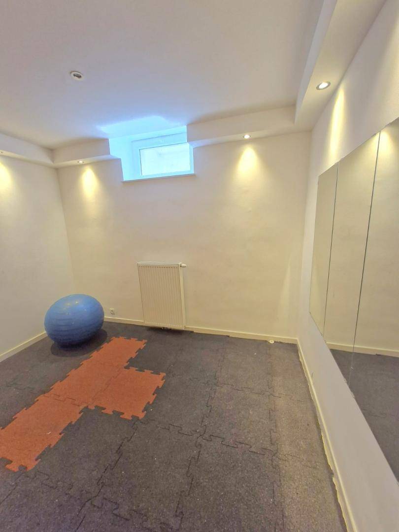 Fitnessraum mit Spiegelwand und Sportmatte, bereit für das tägliche Training.
