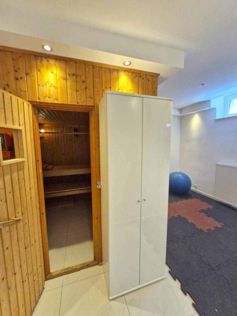 Wellnessbereich mit Sauna und Fitnessmatte, ideal für Entspannung und Training.