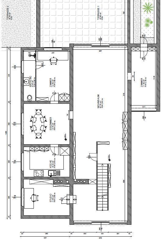 Grundriss des Erdgeschosses mit offenem Wohn-Essbereich, Küche, Studio, WC und zwei großzügigen Terrassen.