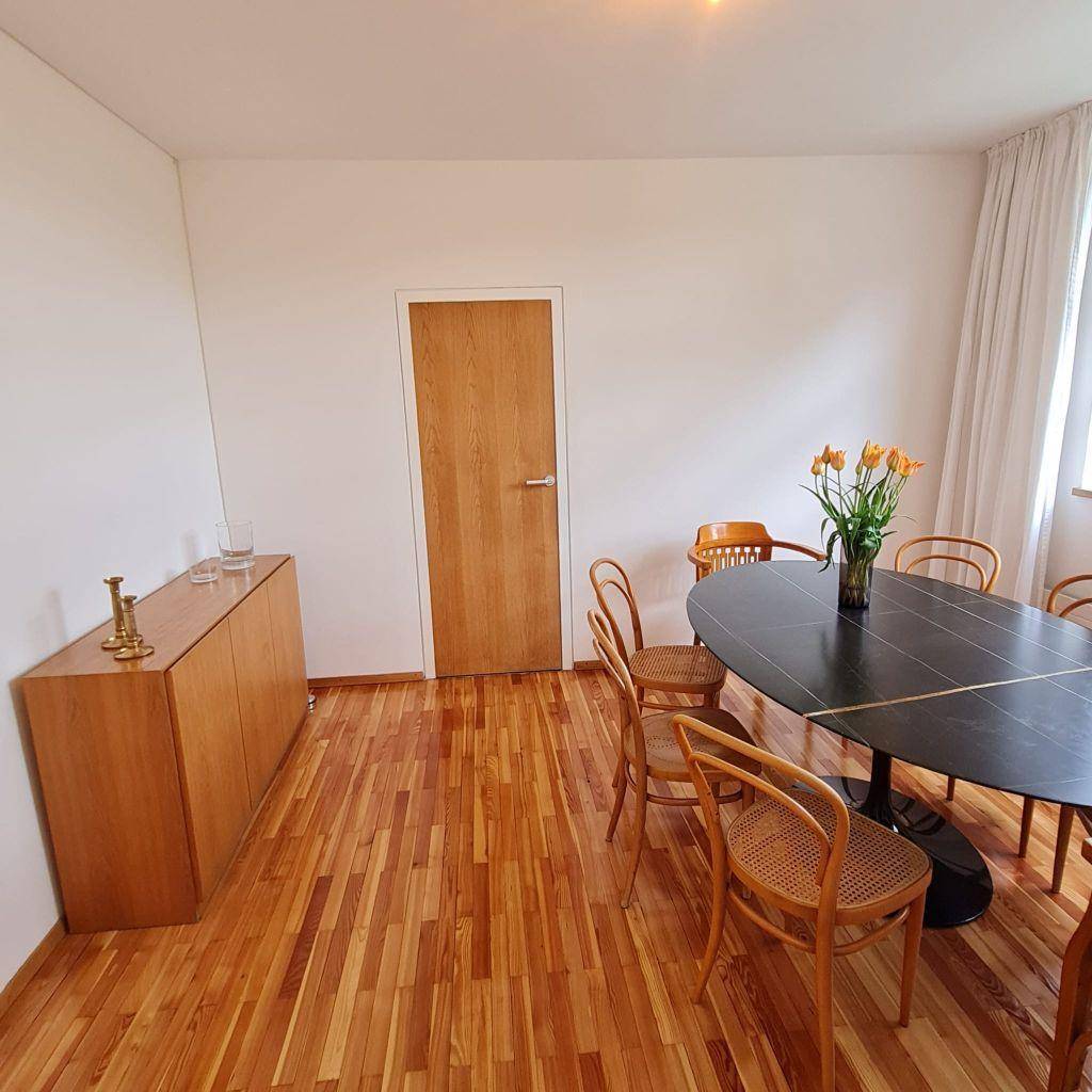 Heller Essbereich mit Holzboden und einem modernen Sideboard, ideal für gesellige Runden.