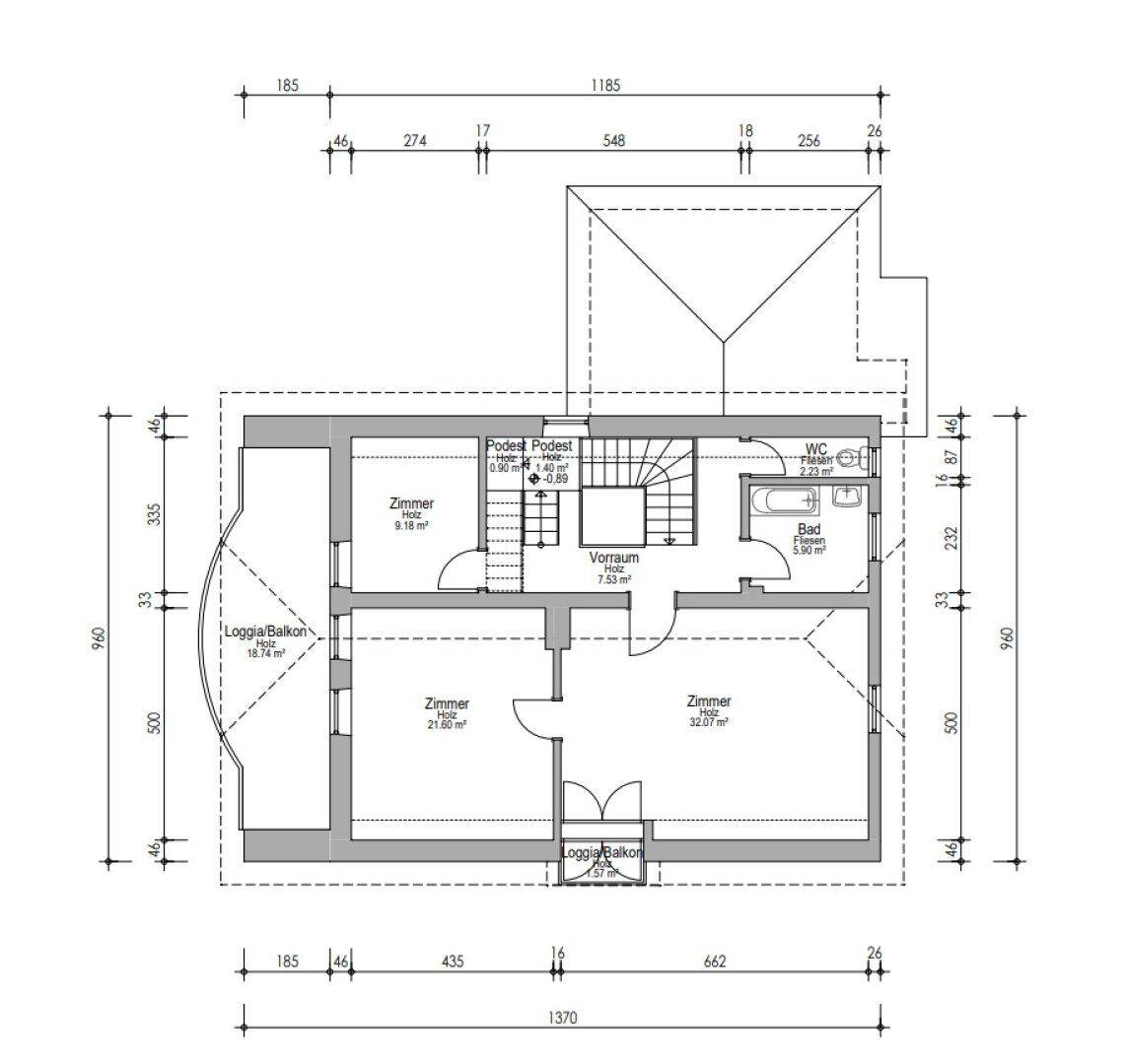 Grundriss des Obergeschosses mit mehreren Zimmern, Bad, WC und Loggia/Balkon.