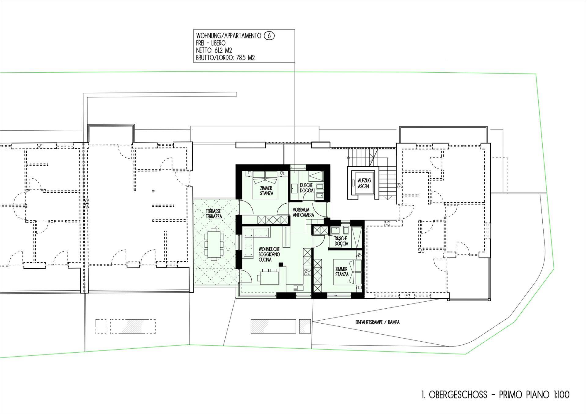 Grundriss des ersten Obergeschosses mit zwei Schlafzimmern, Bädern und einer Terrasse.