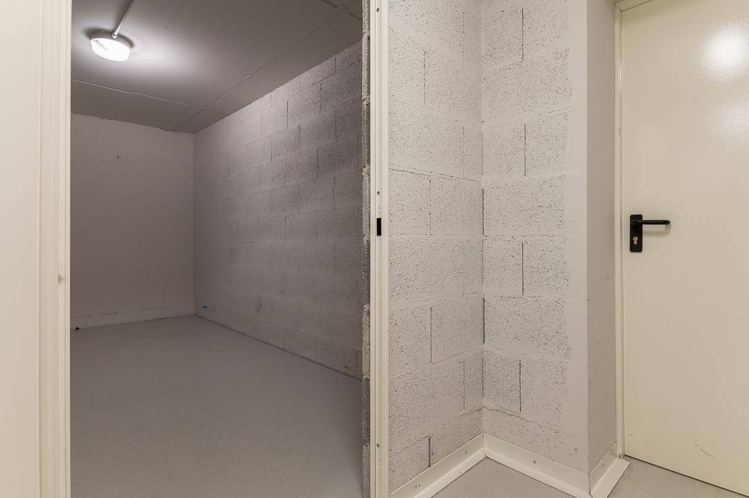 Leerer Abstellraum mit Betonwänden und einfachem Licht, ideal für Lagerzwecke.